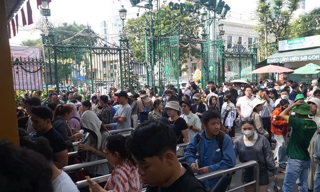 Dòng người đông nghịt đổ về Thảo Cầm Viên, Suối Tiên ngày đầu năm 
