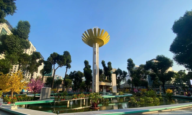 Phần thay đổi dễ nhìn thấy nhất là đoạn cầu thang mới được sơn lại màu xám, kết hợp với tay vịn màu vàng và các chậu cúc mâm xôi trang trí, giúp tổng thể khu vực hài hòa hơn với không gian xung quanh.