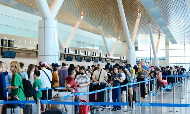 Khách qua sân bay Tân Sơn Nhất ngày 24 tháng Chạp vượt mọi dự báo 