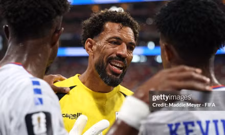 Thủ môn chặn đứng hàng thủ Tây Ban Nha ở World Cup nổi tiếng chóng mặt sau một đêm
