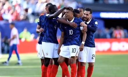 Vì sao cầu thủ World Cup đi tất rách và giày hồng thi đấu?