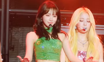 Knet mê mẩn biểu cảm mở màn "BOOMBALA" của Chaewon LE SSERAFIM