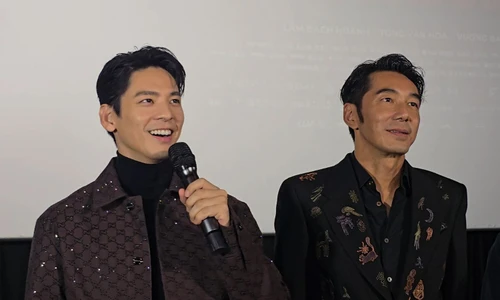 Lâm Bách Hoành "dùng phao" để nói tiếng Việt trong buổi ra mắt phim 