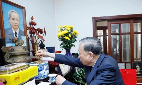 Tổng Bí thư Tô Lâm dâng hương tưởng niệm Thủ tướng Phạm Văn Đồng