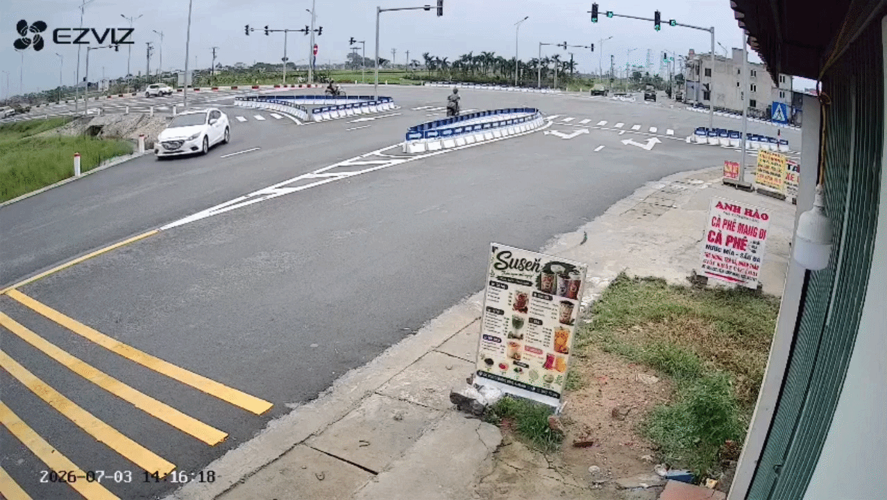 Clip: Quay đầu sai chỗ, ô tô đâm ngã người đi xe máy
