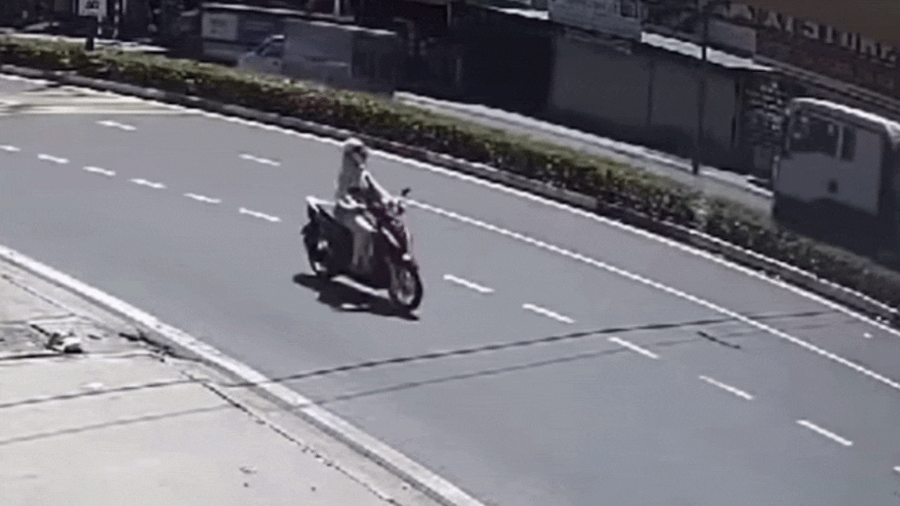 Clip: Xe bồn lao qua dải phân cách rồi lật ngang