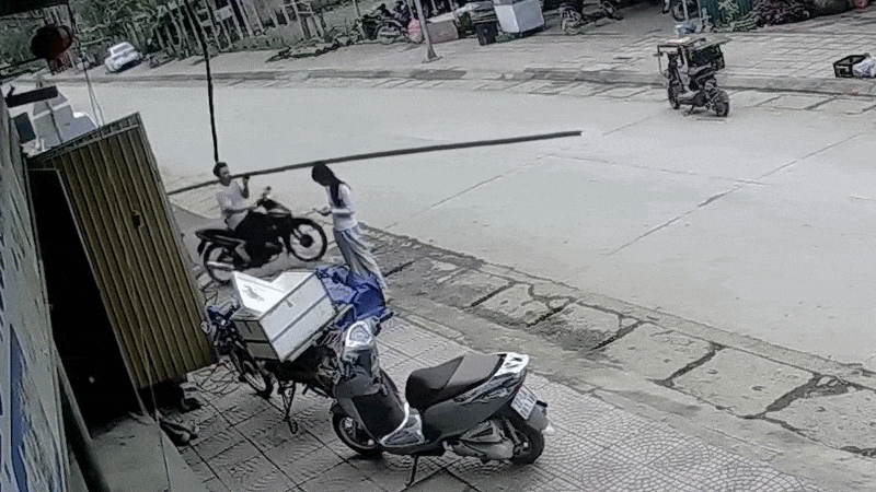 Clip: Thanh niên vác cây nêu chắn ngang đường gây họa cho hai xe máy