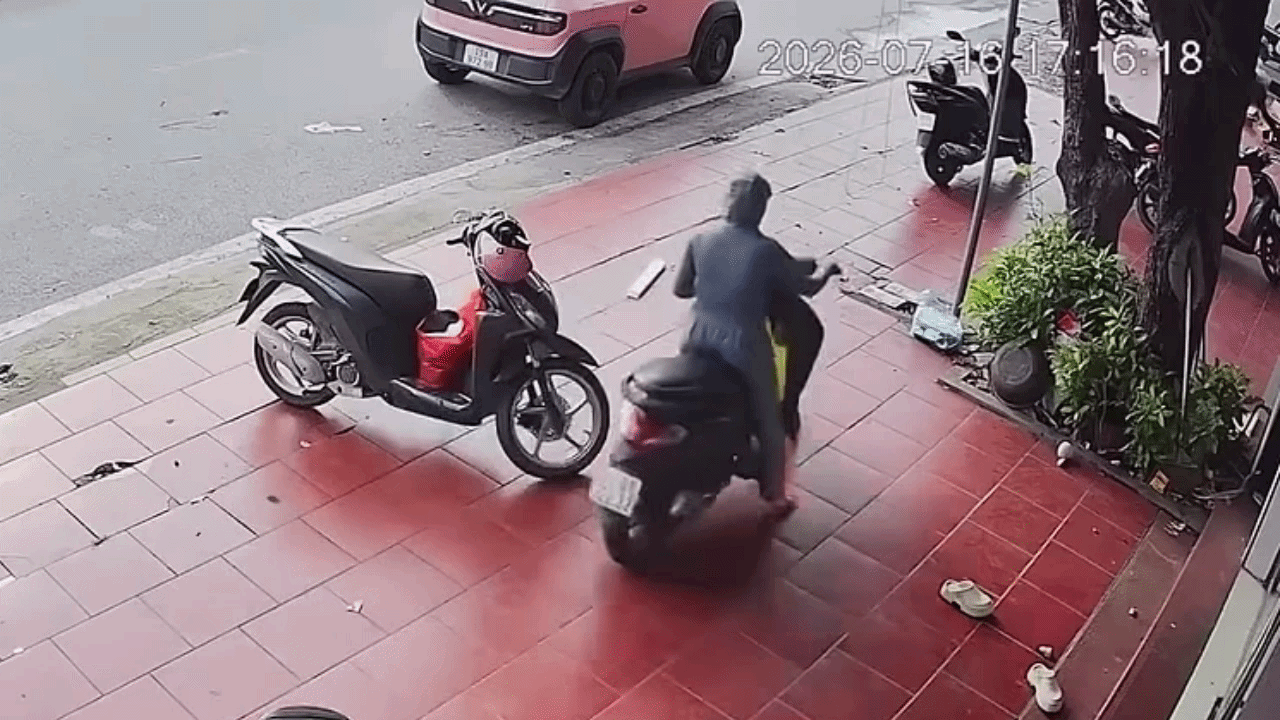 Clip: Xe máy bất ngờ bốc đầu, hất văng người lái