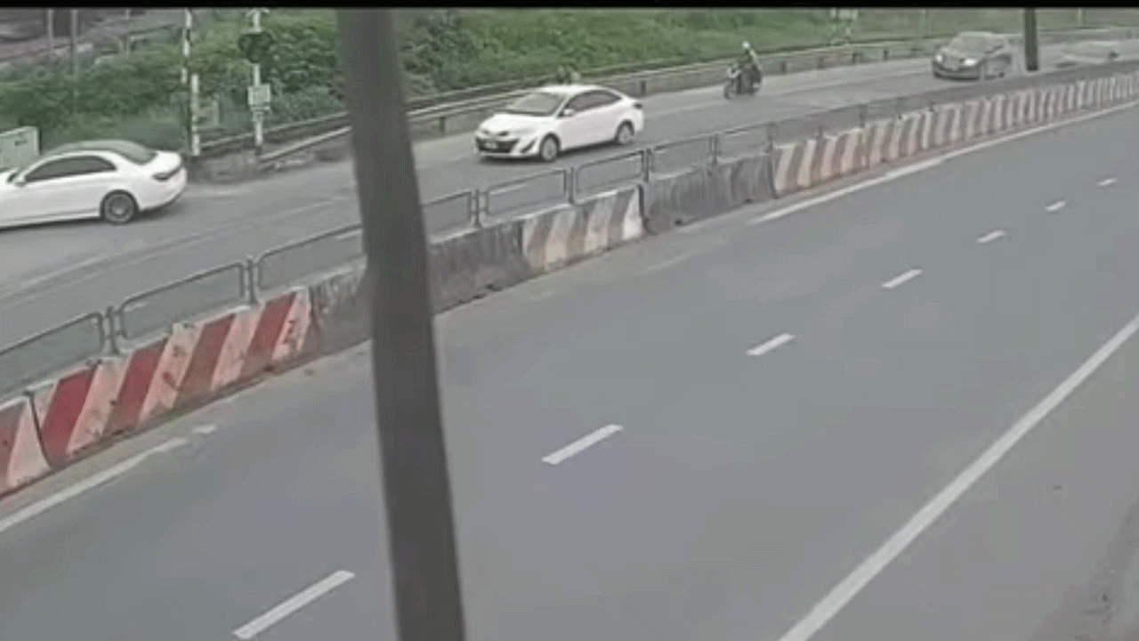 Clip: Xe máy phóng ngược chiều gây tai nạn cho xe khác