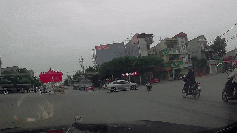 Xe máy vượt đèn đỏ, ngã trước mũi ô tô