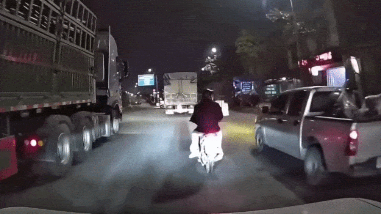 Clip: Bán tải tạt đầu ép xe máy ngã sát vào bánh xe container