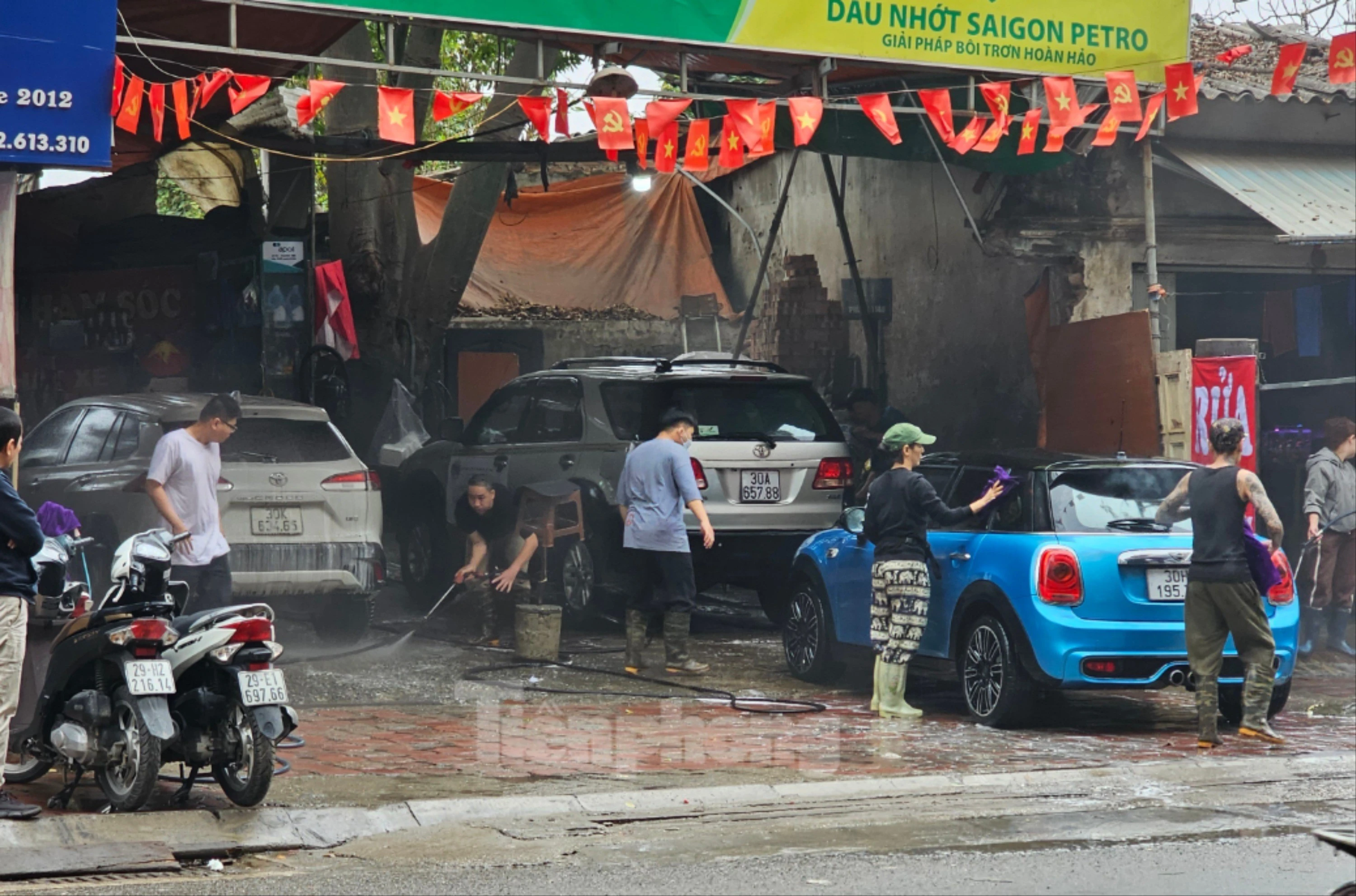 Hà Nội: Cận Tết, dịch vụ rửa xe ô tô vào mùa cao điểm, giá tăng gần gấp ba