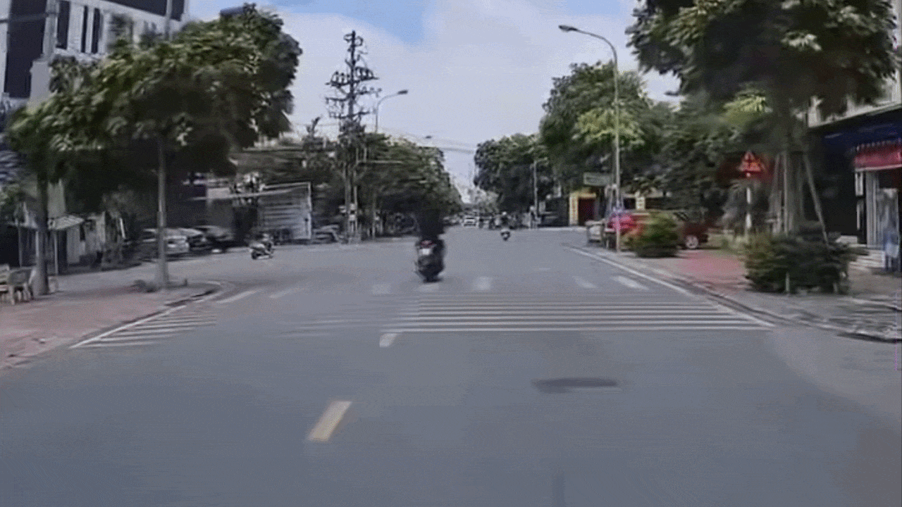 Clip: Xe máy đâm hông ô tô, người lái văng lên không trung