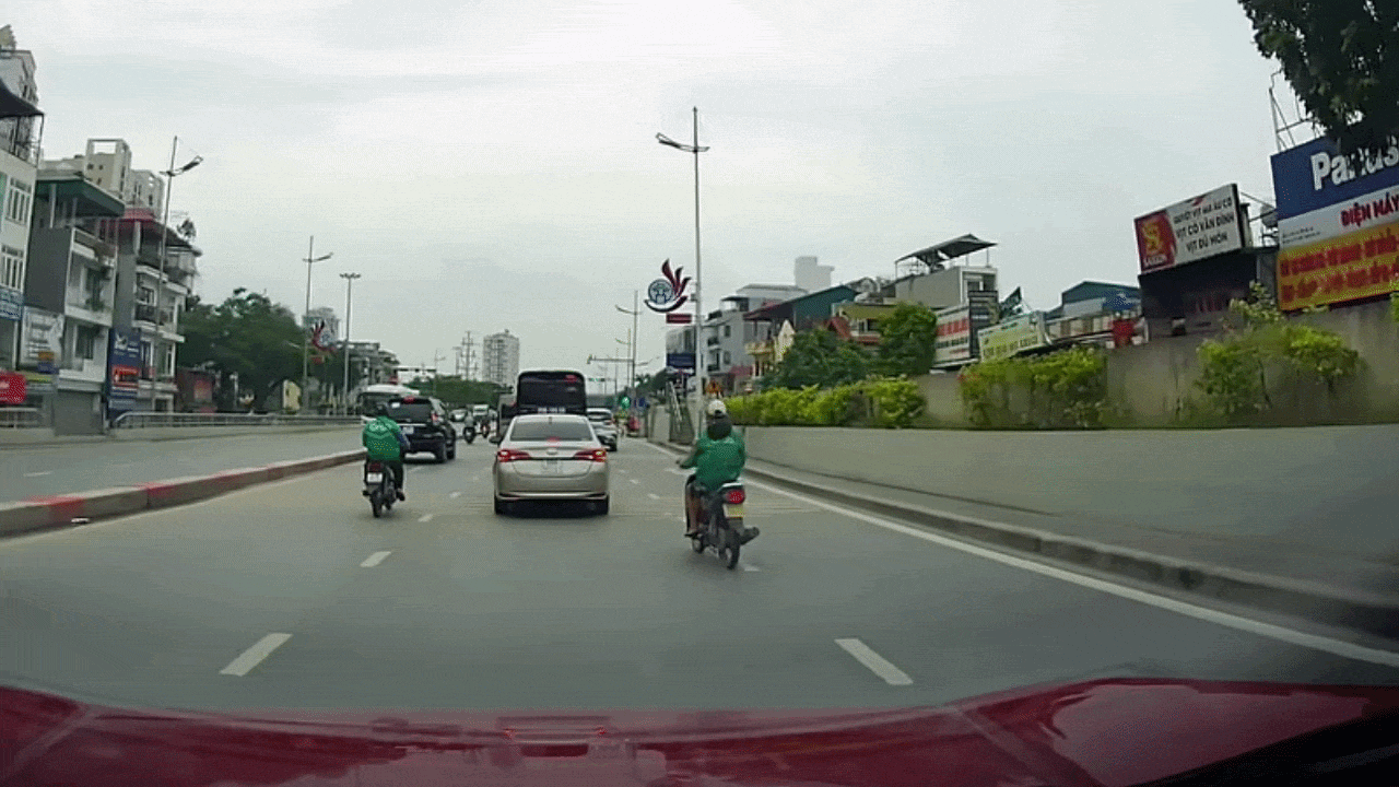 Clip: Tài xế cầm lái thiếu quan sát, xe máy đâm hai lần vào ô tô