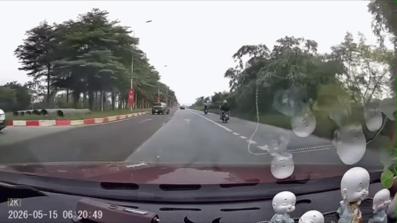 Clip: Ô tô mất lái đâm văng người đi xe máy