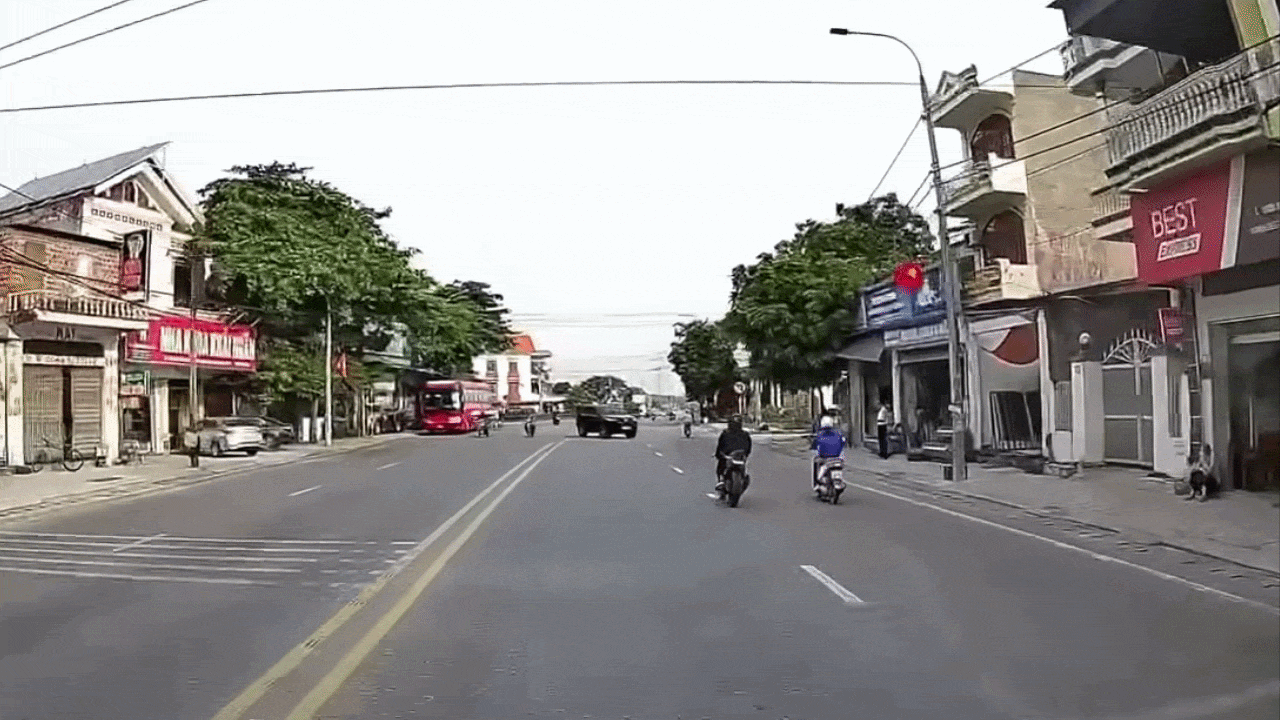 Clip: Xe máy phóng nhanh gây họa cho ô tô