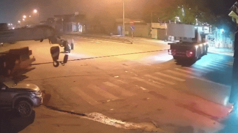 Hai ô tô căng dây kéo nhau "quật ngã" người đi xe máy