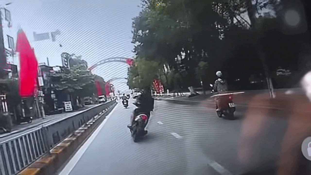 Clip: Thanh niên lái xe máy lạng lách, lao đầu vào ô tô