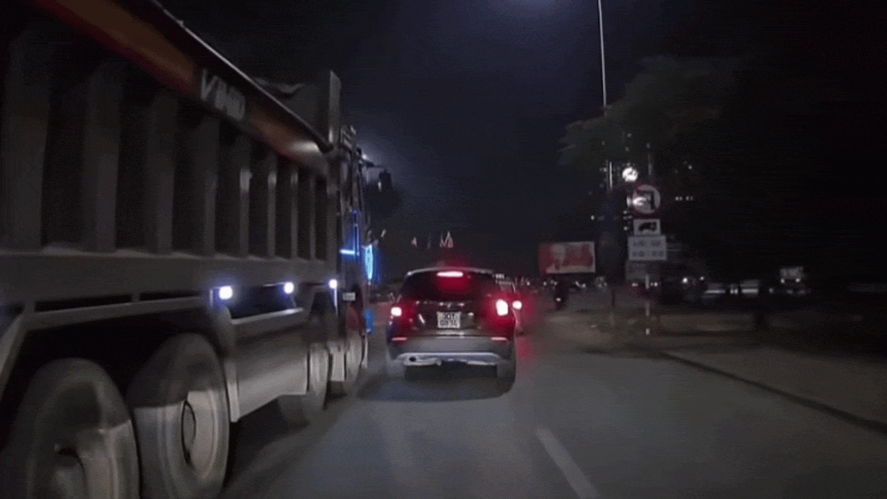 Clip: Bị xe ben húc, ô tô con mất lái rồi lao lên dải phân cách