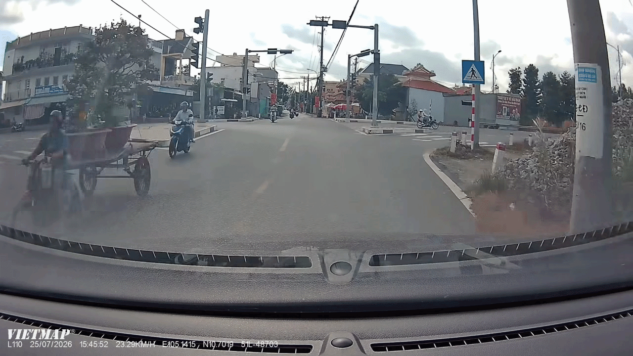 Clip: Xe máy gãy bánh sau cú tông mạnh ở ngã tư