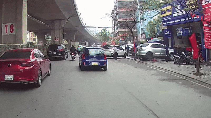 Tài xế lùi xe bất cẩn, đâm ngang xe con phía sau