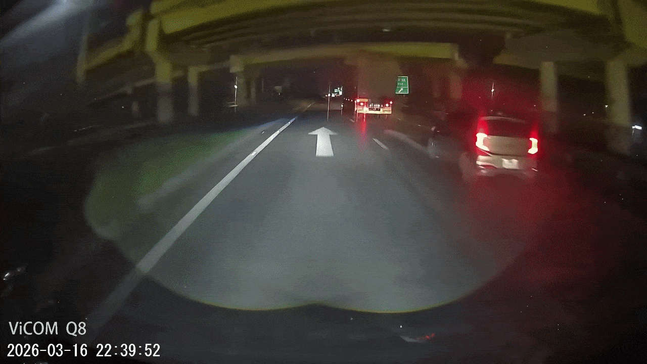 Xe tải chở quá khổ, làm rơi phế liệu vào ô tô con rồi bỏ chạy