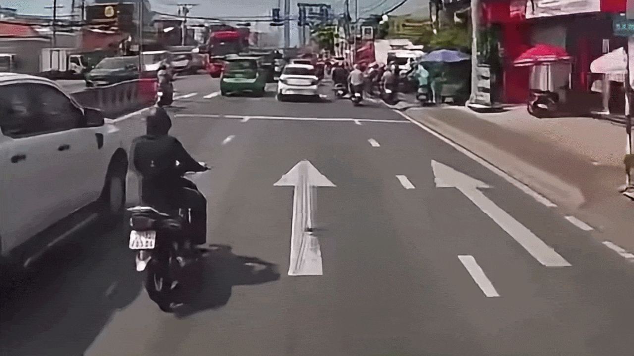 Clip: Người đi xe máy rước họa vào thân vì tạt đầu ô tô