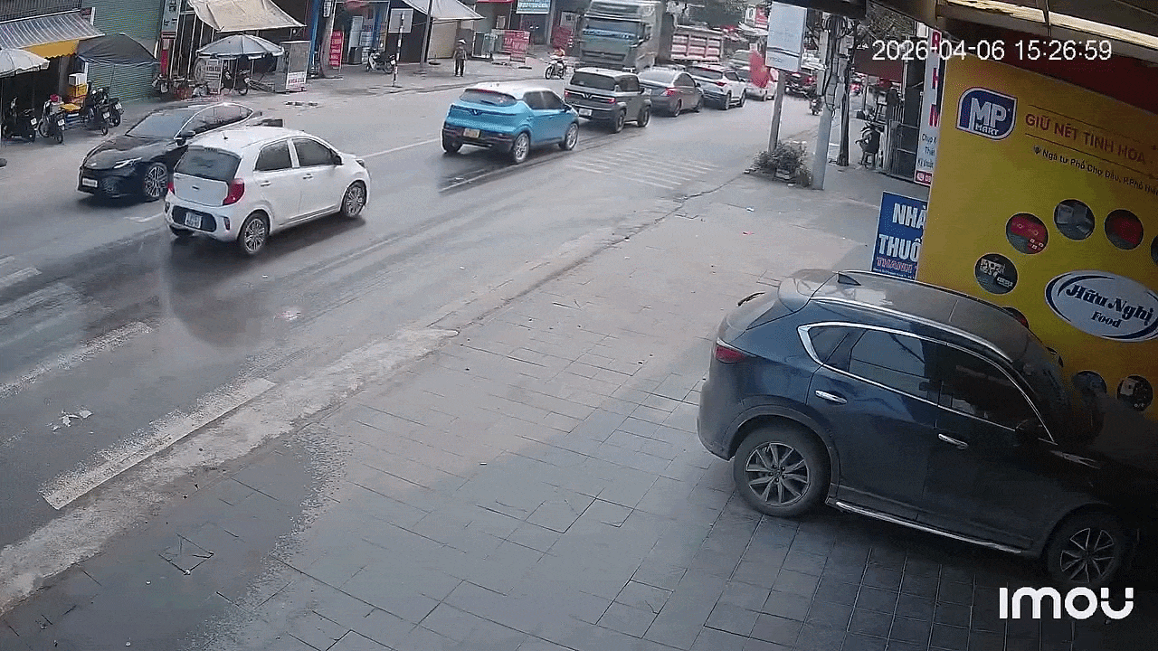 Clip: Xe tải đâm dồn toa 4 ô tô con