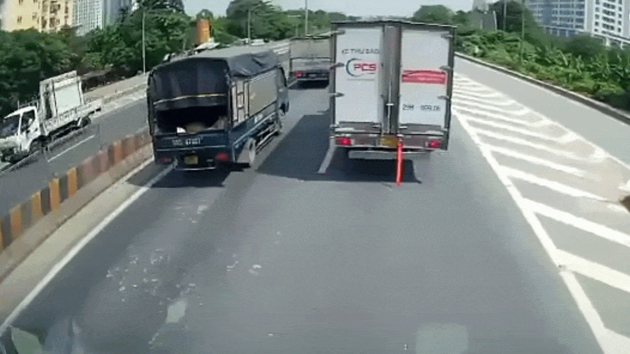 Video khoảnh khắc ô tô con bị đâm ‘bẹp dúm’ sau tai nạn liên hoàn ở Hà Nội
