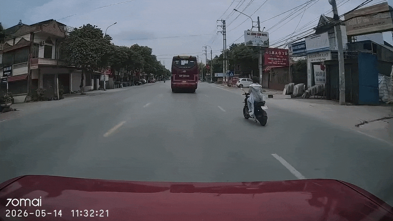 Clip: Tránh xe điện đi ẩu, ô tô đâm trực diện xe khác