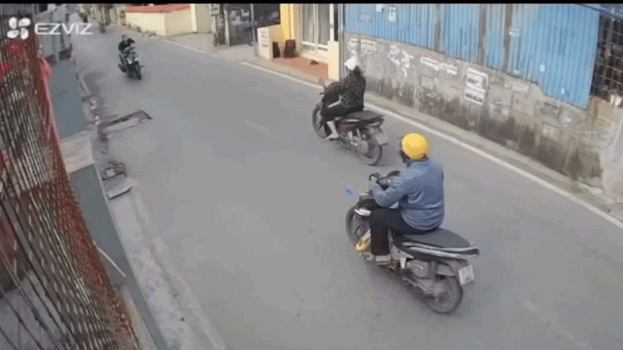 Clip: Hai xe máy vỡ tan tành sau cú đâm trực diện