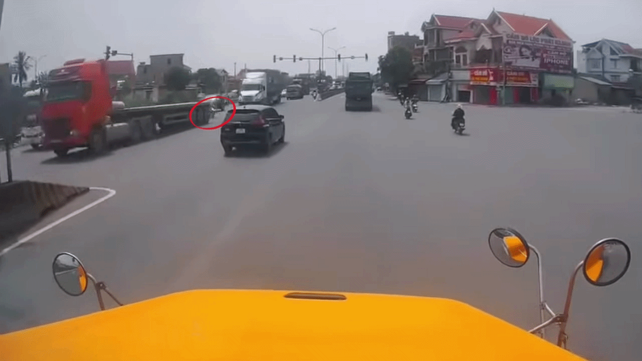 Clip: Tạt đầu đầu xe container, tài xế xe máy bị ô tô tông ngã văng