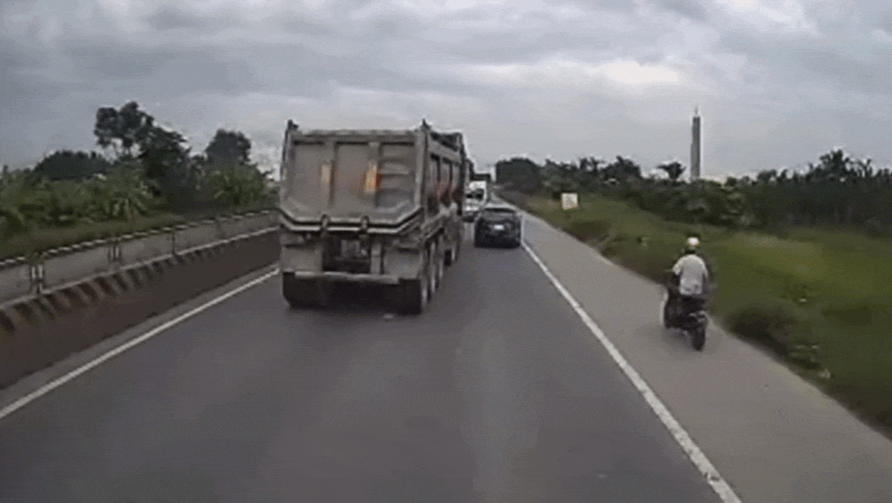 Clip: Ô tô con bị xe ben đâm xoay ngang