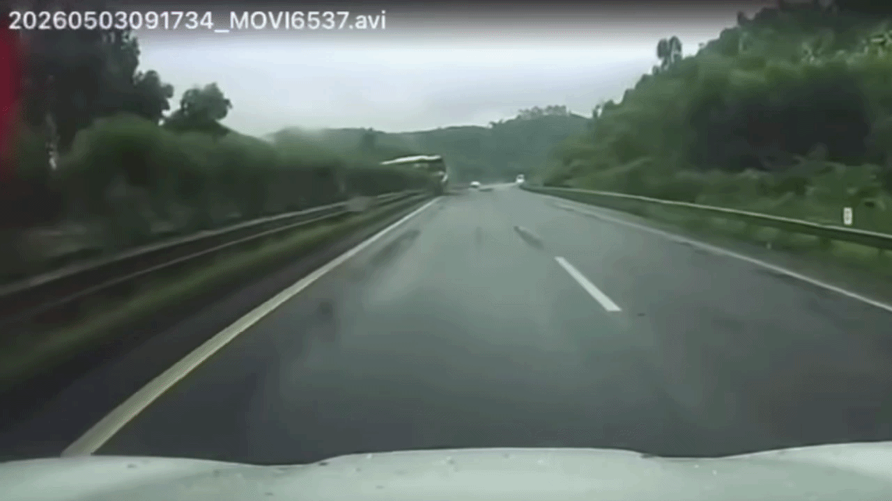 Clip: Xe khách lao đầu qua dải phân cách, lốp văng vào hộ lan