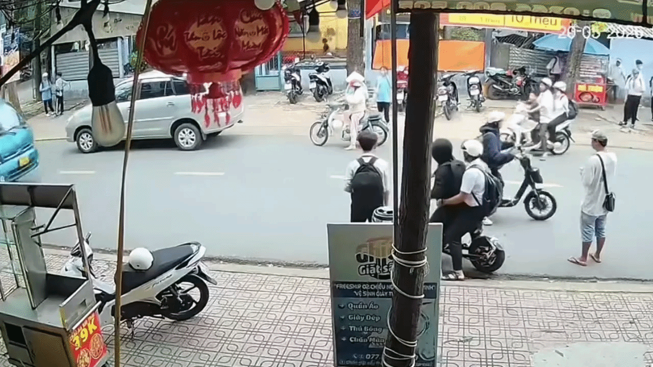 Clip: Học sinh điều khiển xe máy điện 'bốc đầu', lao vào xe tải