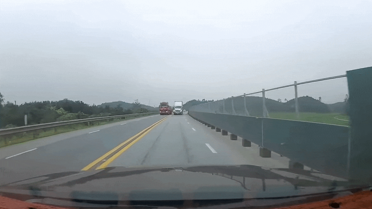 Clip: Xe đầu kéo lấn làn vượt ẩu, ép ô tô con vào sát hàng rào