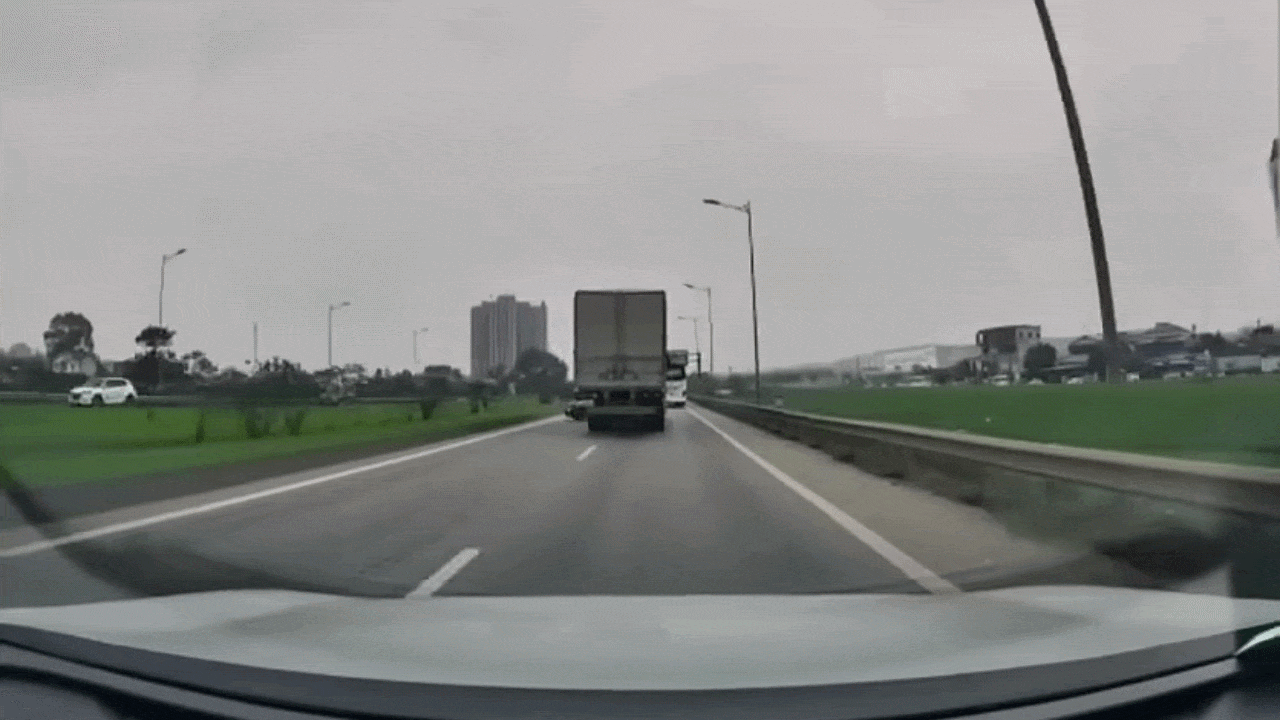 Clip: Xe tải húc đuôi làm ô tô con văng lên dải phân cách