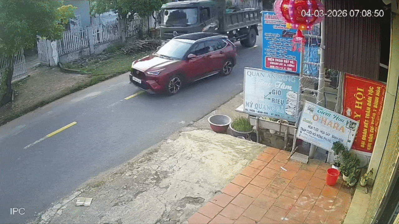 Clip: Ô tô con bị đâm xoay ngang vì tạt đầu xe tải