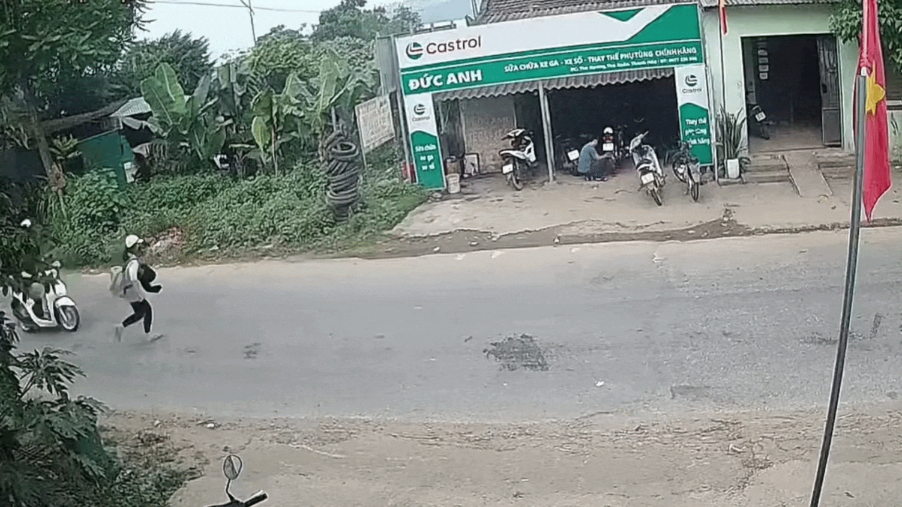 Clip: Nữ sinh đi bộ sang đường thiếu quan sát gây tai nạn