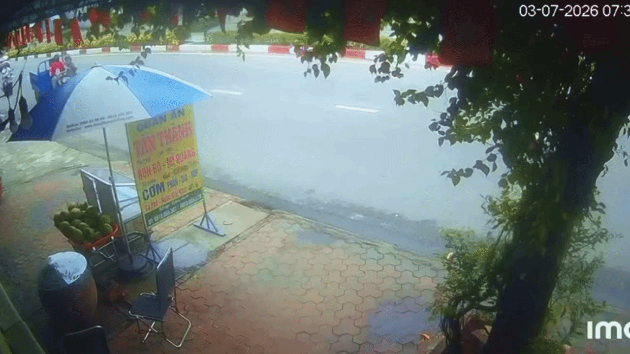 Clip: Xe ba bánh lao lên vỉa hè, đâm bồn cây rồi lật ngang