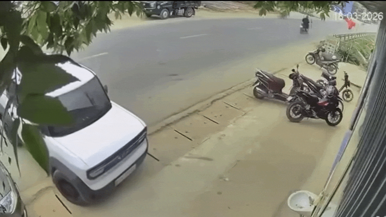 Clip: Xe con lùi bất cẩn, bị ô tô tải hất văng lên vỉa hè