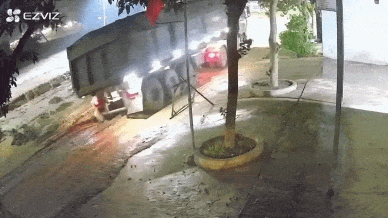 Clip: Xe đầu kéo bất ngờ lật nghiêng đổ xuống đường