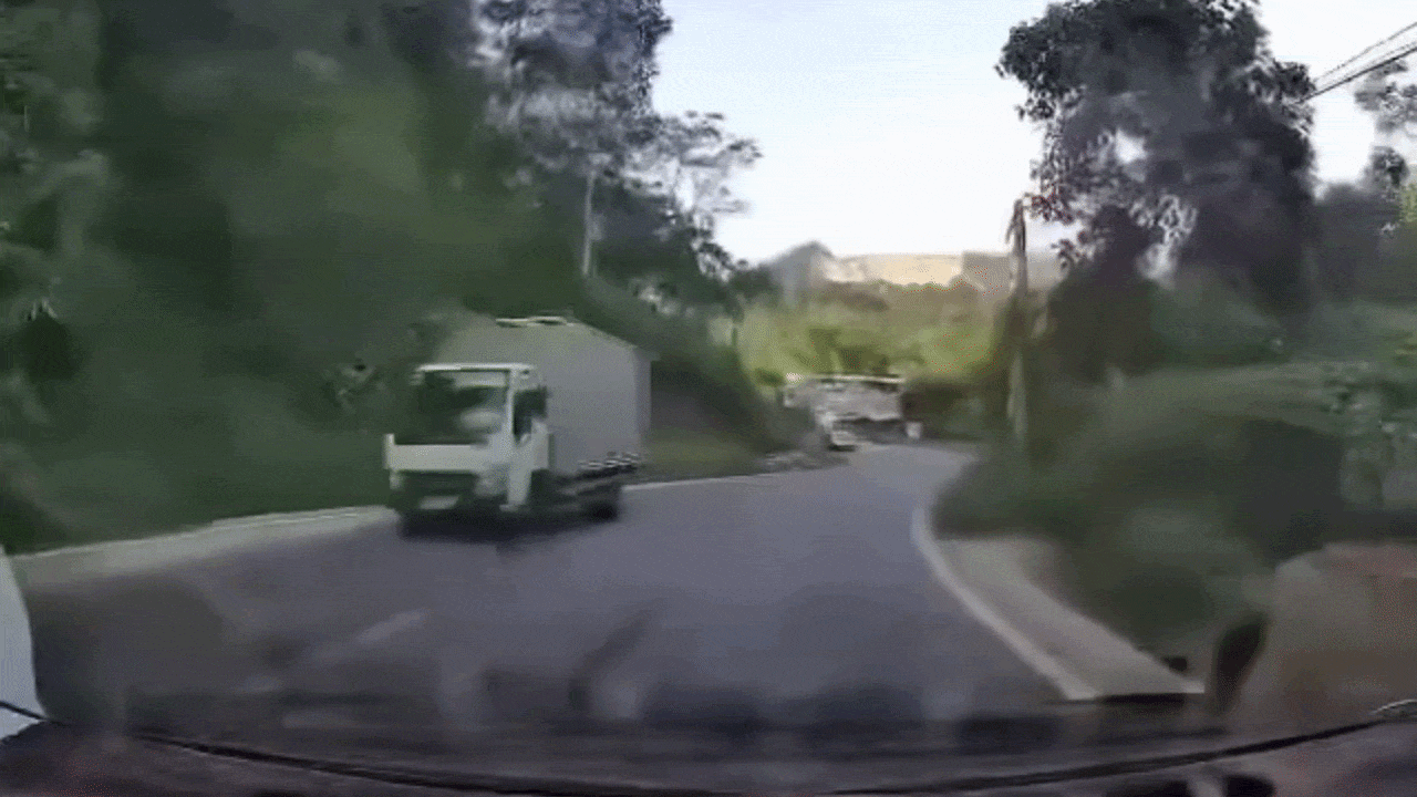 Clip: Xe tải ôm cua bị lật, văng vào xe đối diện