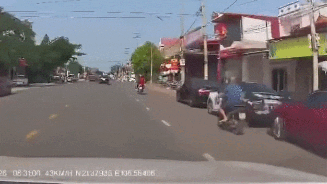 Clip: Tài xế ôtô mở cửa bất cẩn ‘quật ngã’ người đi xe máy