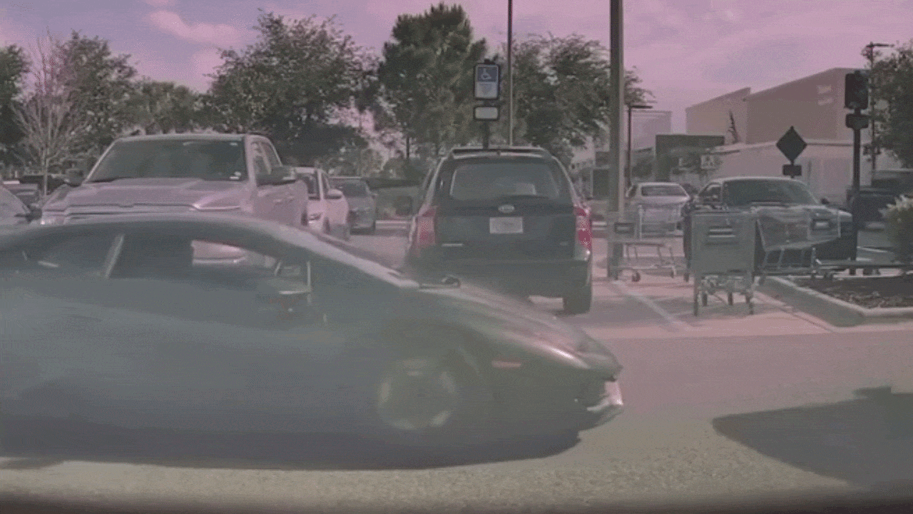 Clip: Nữ tài xế lái bán tải 'đè đầu' siêu xe Lamborghini