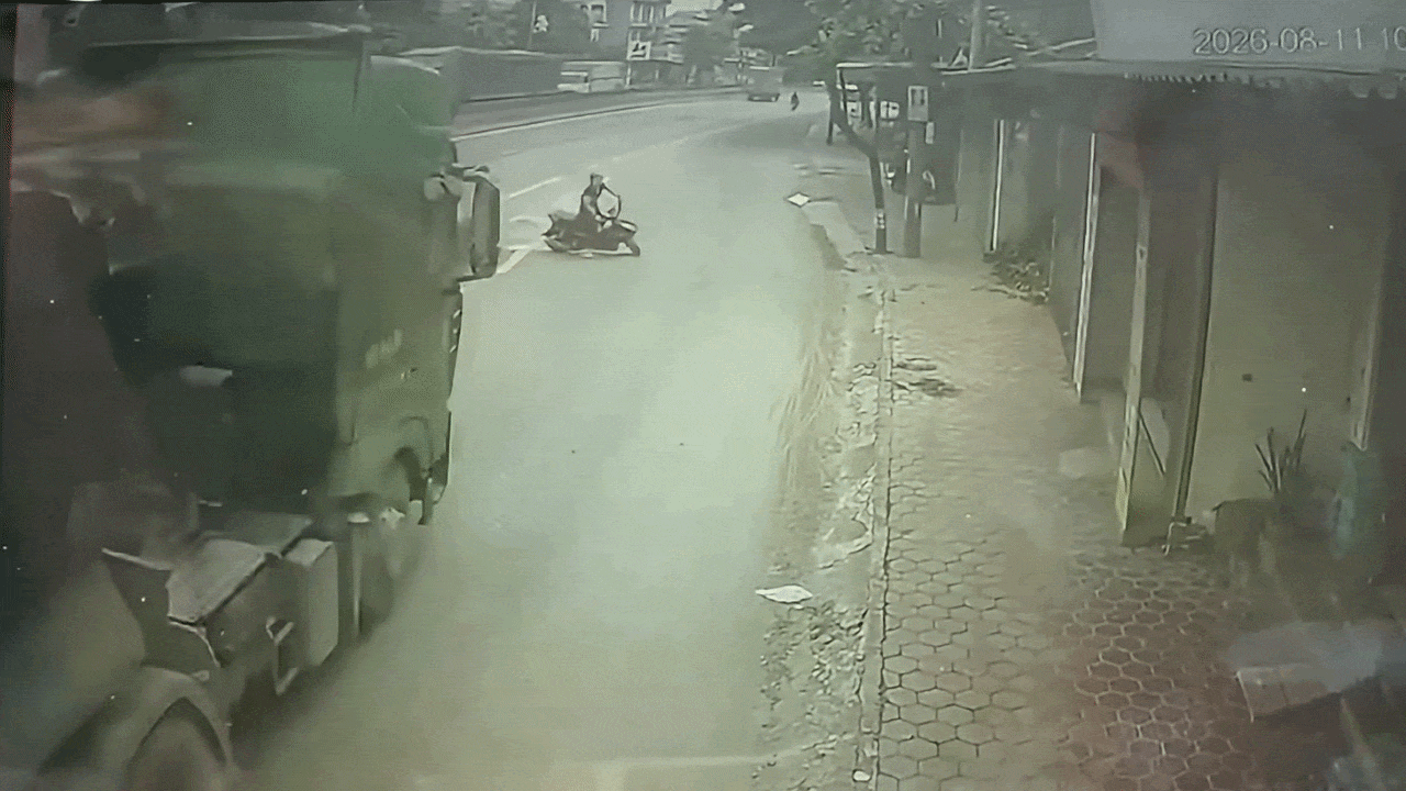 Clip: Tài xế xe máy thoát chết thần kỳ ngay trước mũi xe ben