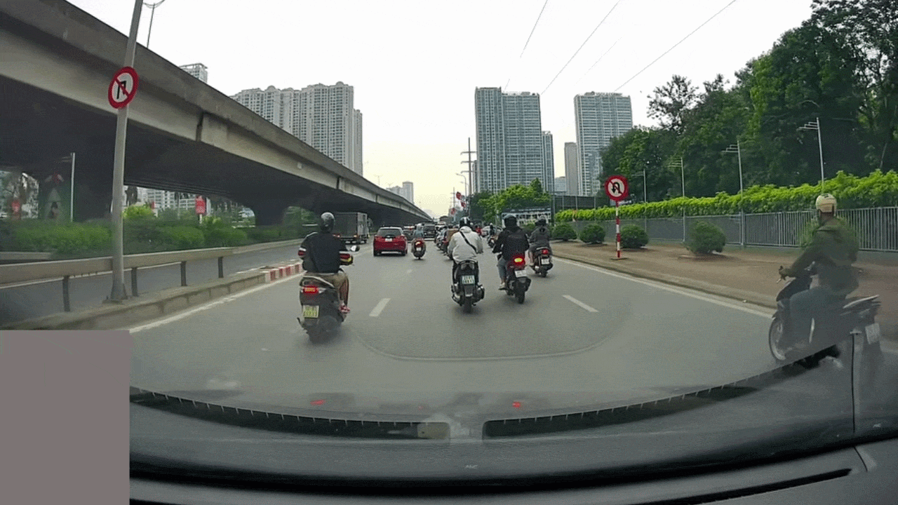 Clip: Người đi xe máy vượt ẩu đốn ngã xe khác