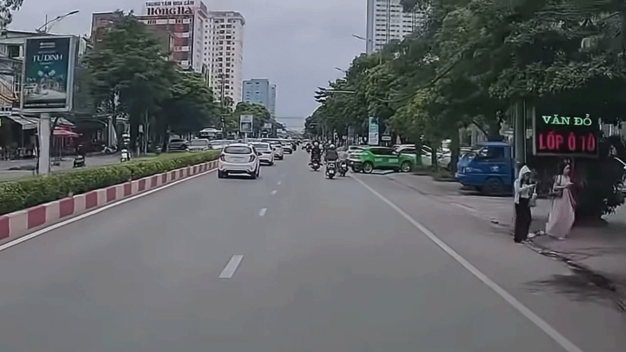 Clip: Ô tô lùi ẩu, húc xe máy ngã văng ra đường