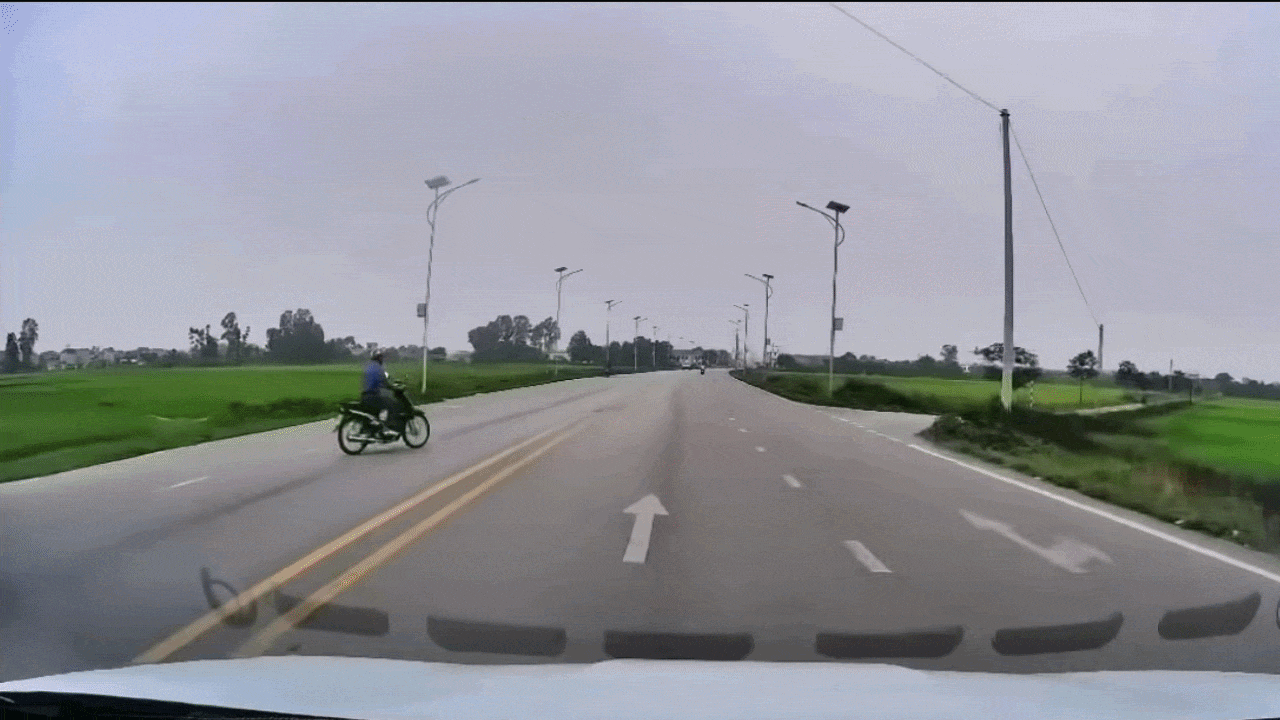 Clip: Sang đường thiếu quan sát, xe máy bị ô tô húc ngã xuống ruộng