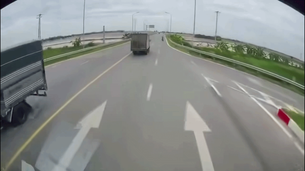 Clip: Taxi húc đuôi xe tải rồi cùng lao xuống ruộng